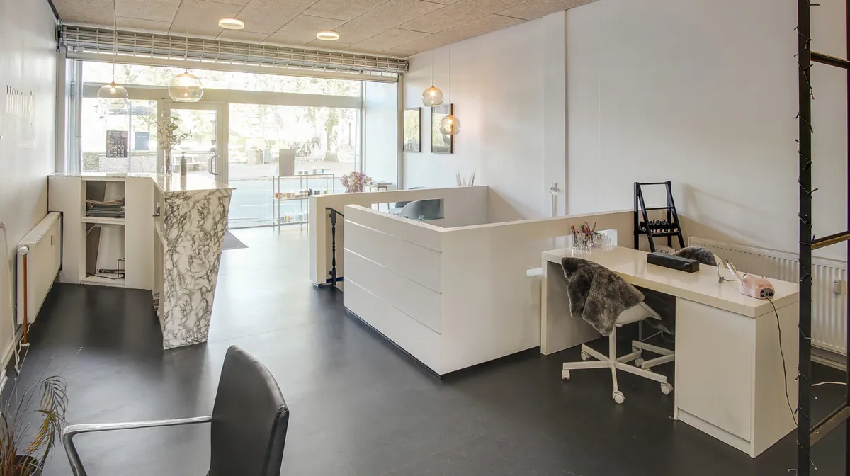 Lejlighed med moderne indretning og høj loftshøjde. Store vinduer og loftslamper giver godt lys. Bord med lyse penne og