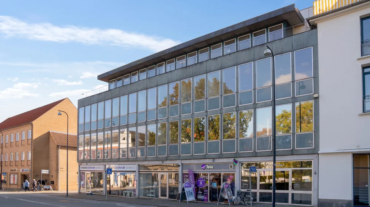 To kontorer med store glasruder og tegnet Telia samt et rødt banner med teksten Telia