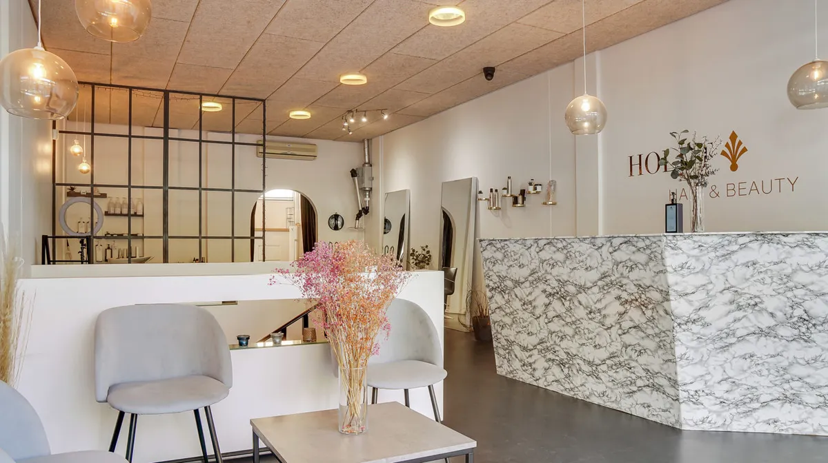 Forretningslokaler med højloft og marmor i lyse farver og store vinduer