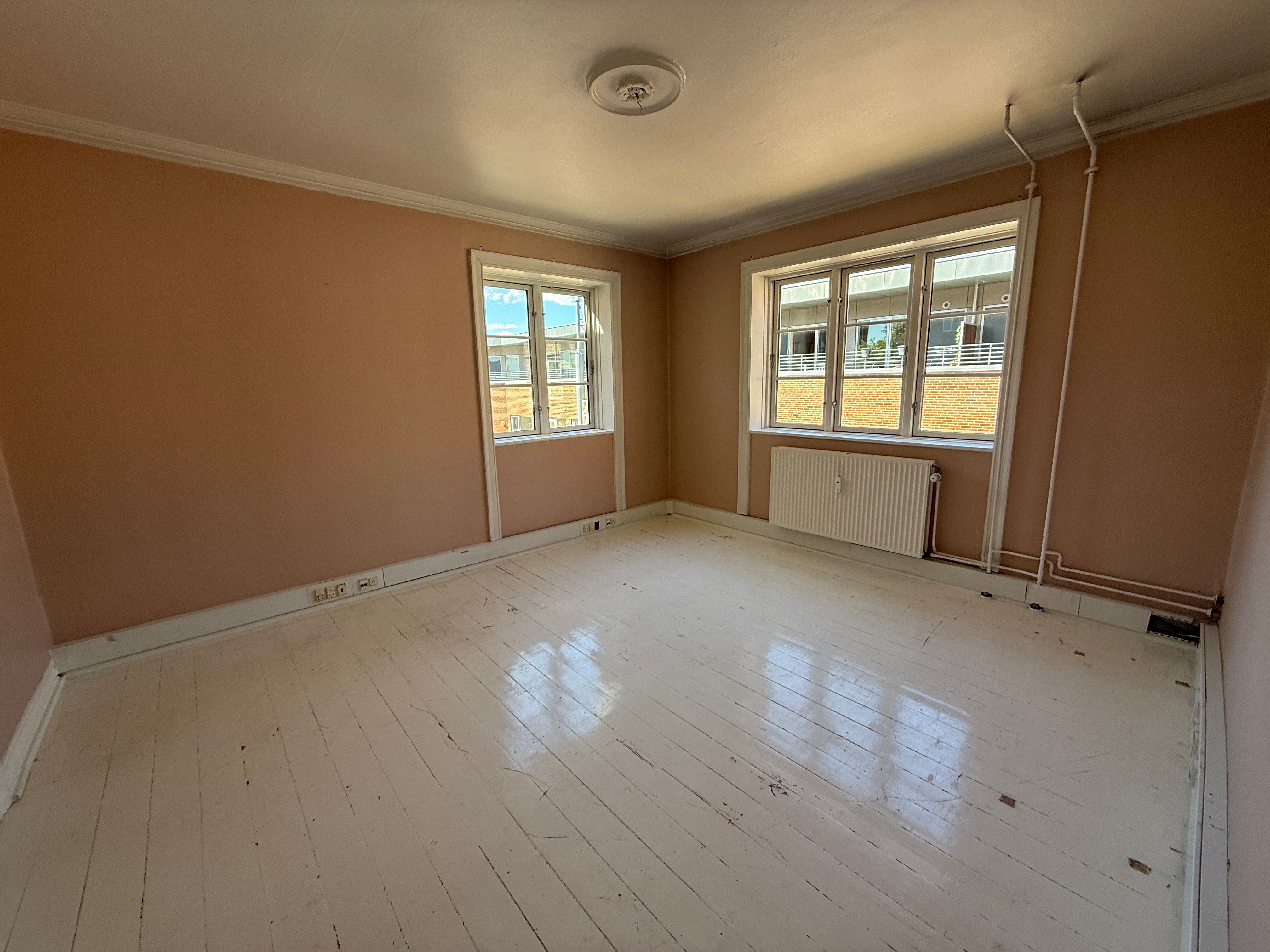 Lyst og rummeligt kontor med lyse gulve og vinduer til leje i Kongens Lyngby. Et flot sted at arbejde.