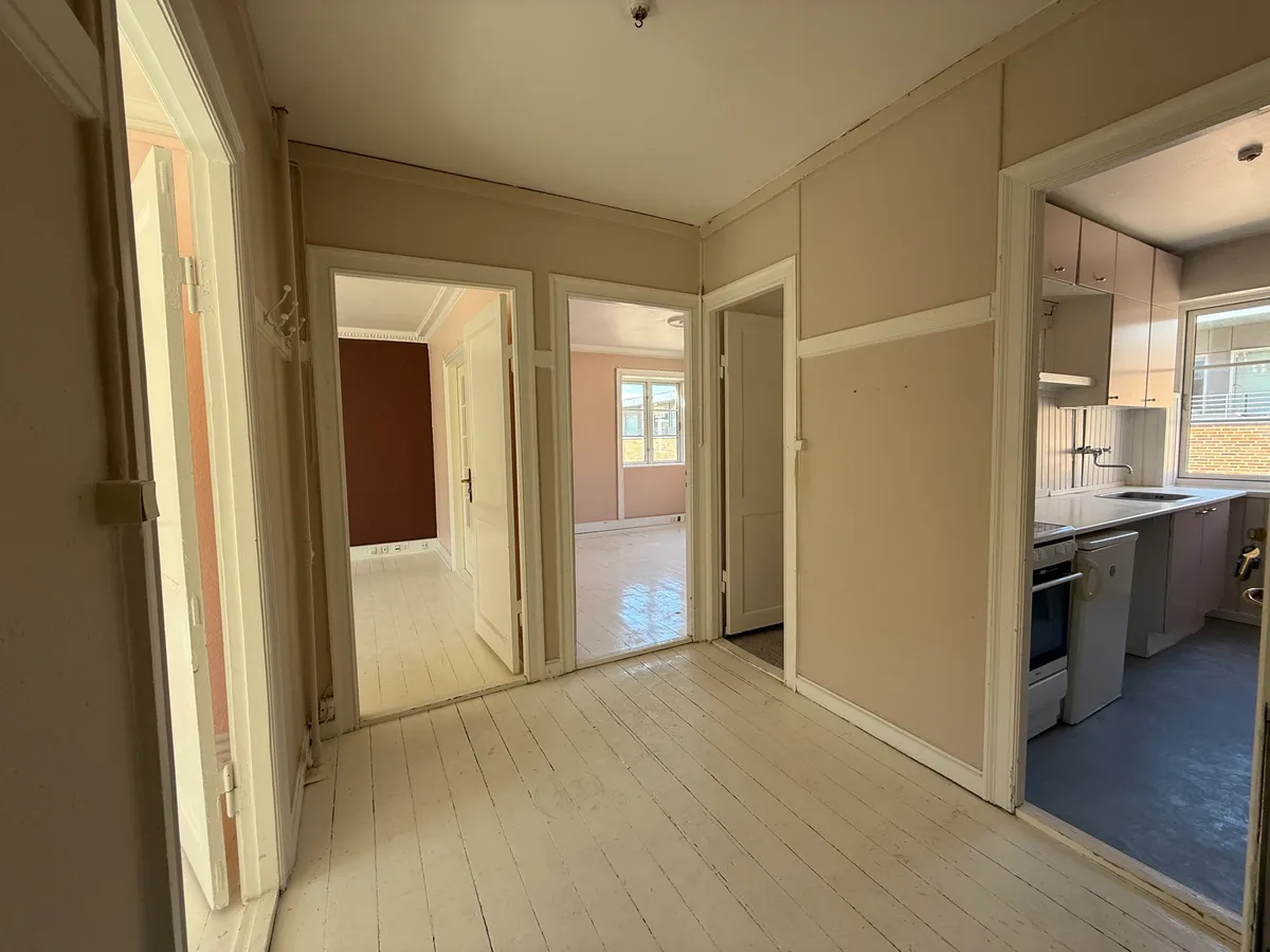 Lyst og rummeligt kontor til leje i Kongens Lyngby med lyse gulve, store vinduer og lyse vægge