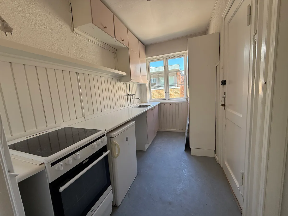 Rent kontor i lyse omgivelser med højloft og god belysning i Kongens Lyngby