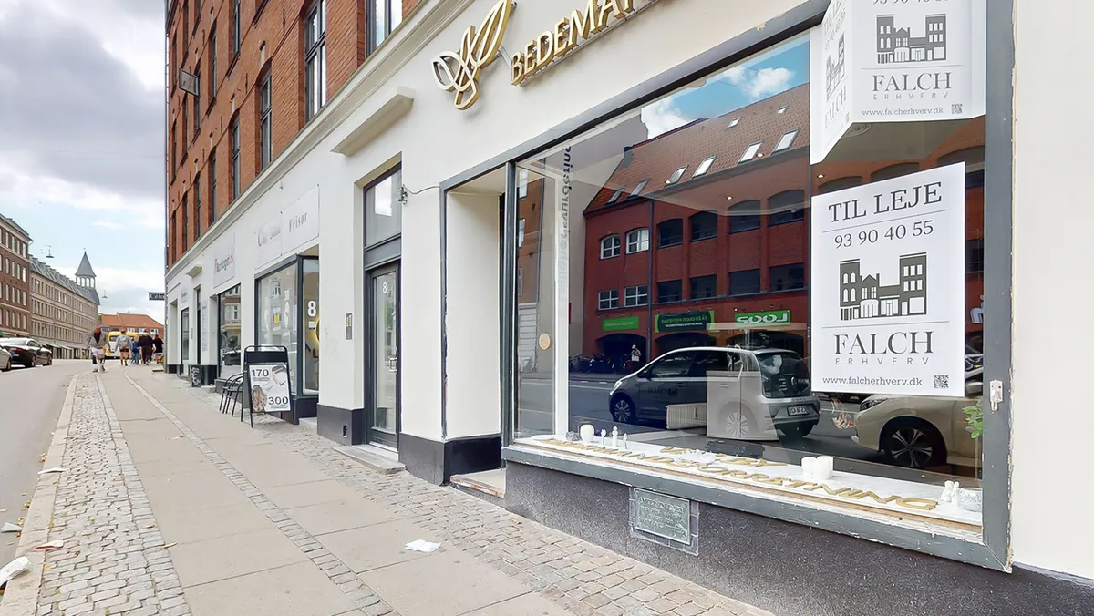 Toftegårds Allé med facade til gaden og udsigt til biler i spejlet med mærkater og skilte