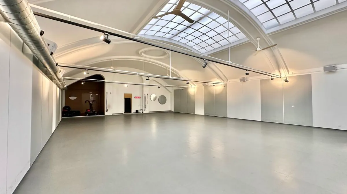 Rummeligt fitnesscenter med højt loft og moderne udstyr. Køkken med højkvalitetsapparater og masser af lys. Alle lokaler er