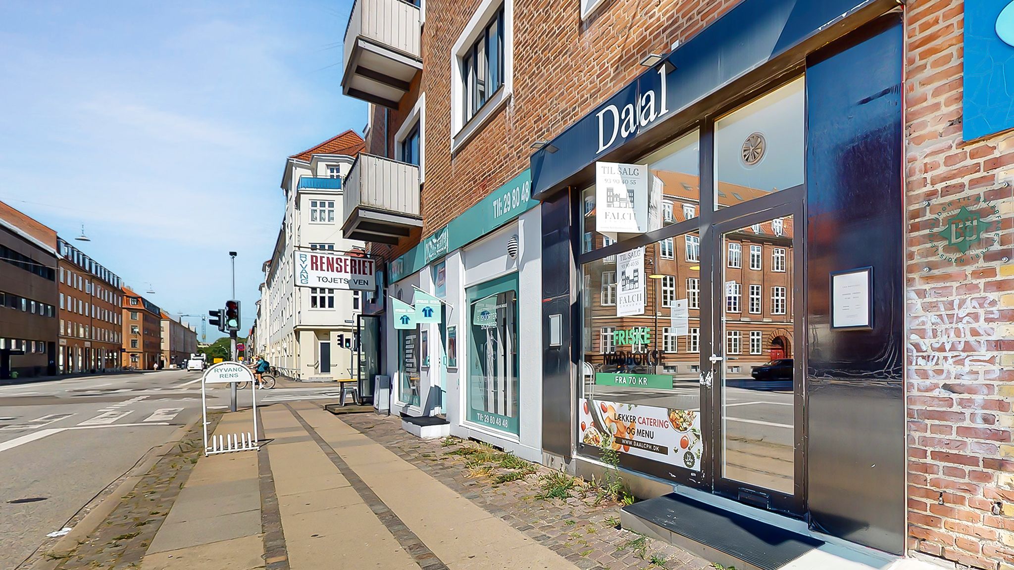 En gård med en forretning med navnet Dalal og en annonce i vinduet om madleverancer