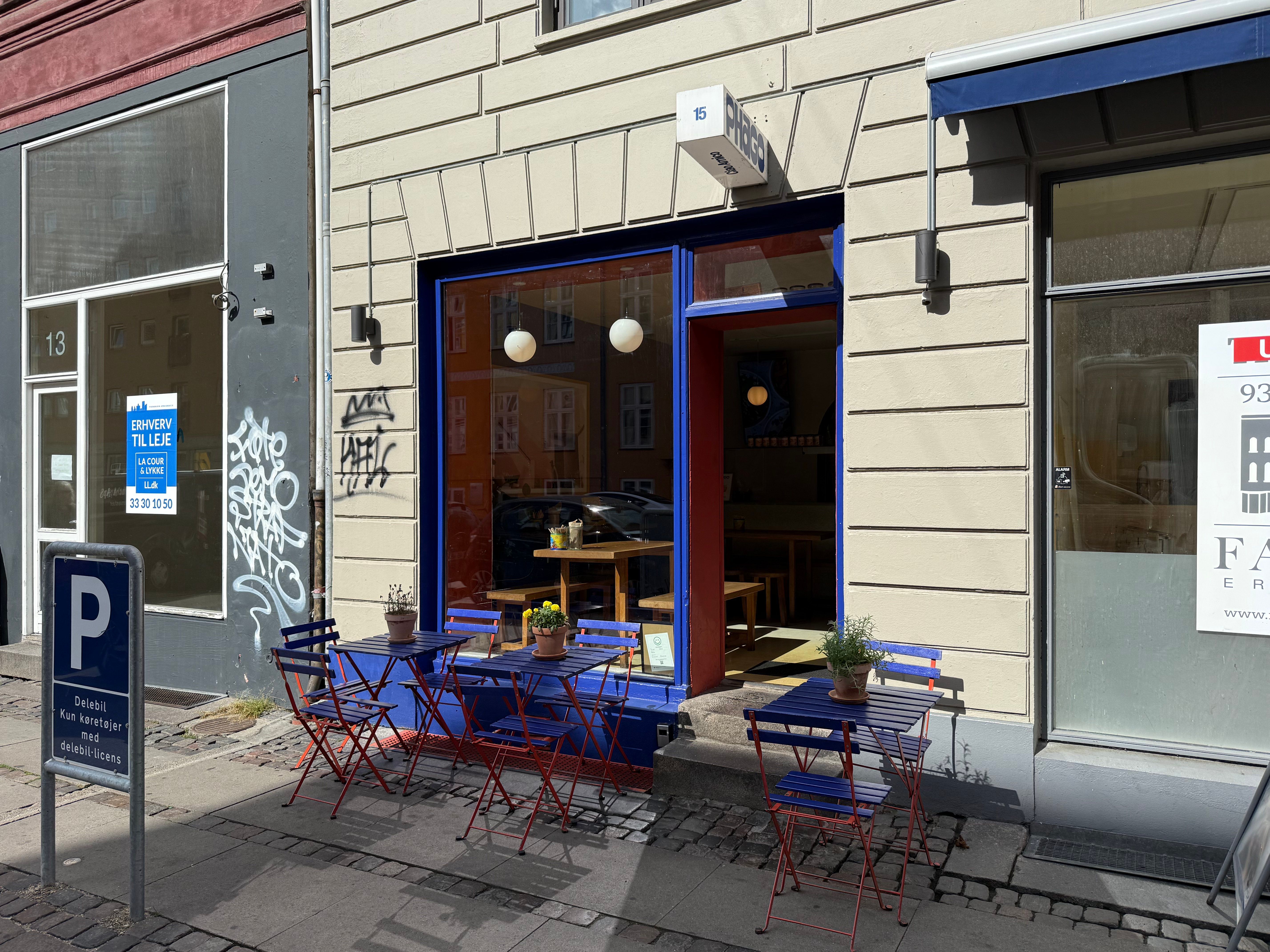 Take-away med udendørs spisning, nummer 15, stolpe med skilt og parkeringsforbud, 13 og 93 er huse med vinduer og graffiti