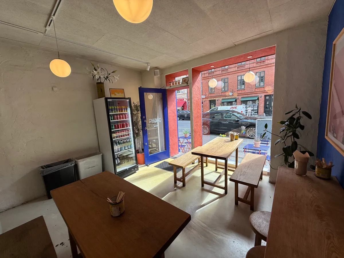 Take-away med indretning og møbler i lyse farver og køkken med moderne udstyr og væsentlige funktioner