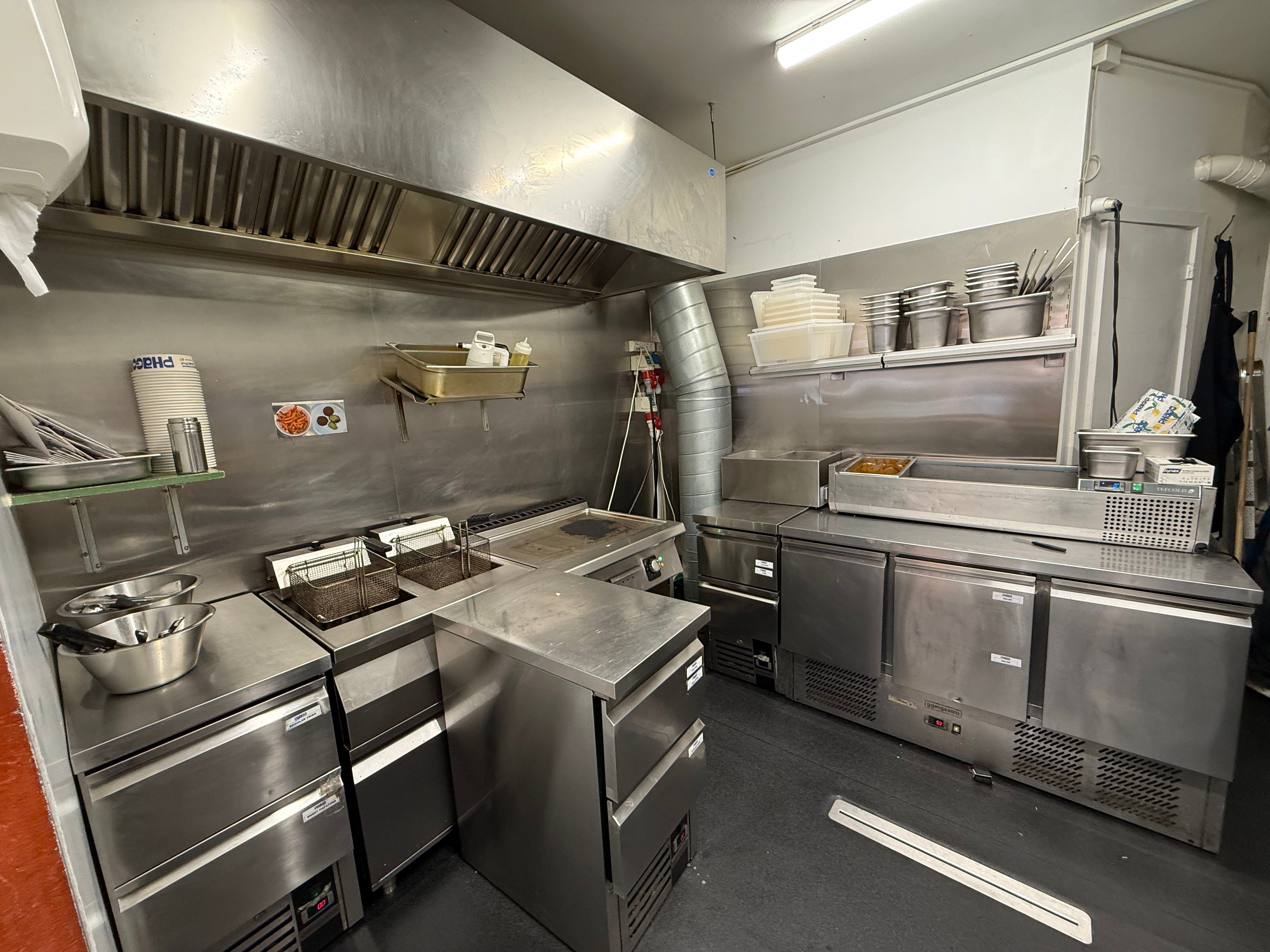 Rent og pænt køkken med moderne apparater og udstykning til brug i en take-away-restaurant i København