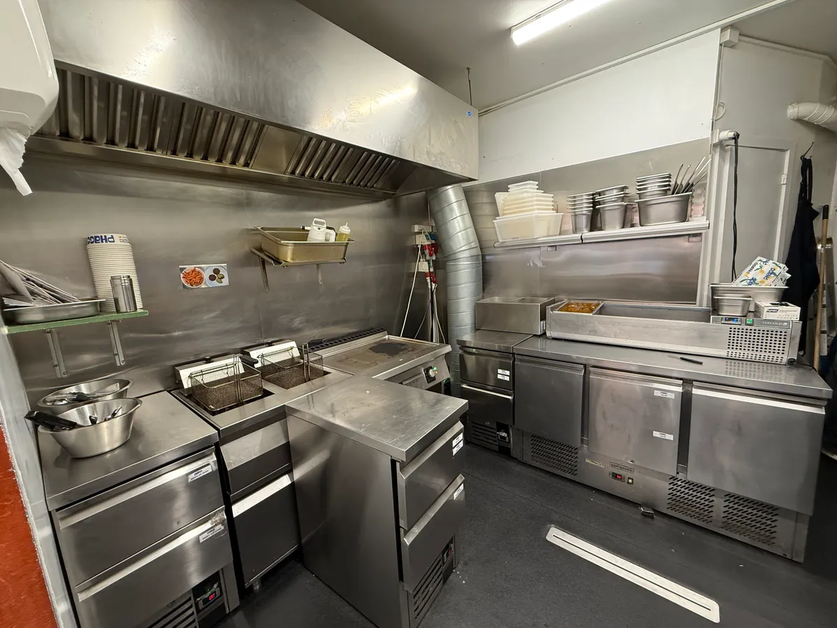 Rent og pænt køkken med moderne apparater og udstykning til brug i en take-away-restaurant i København