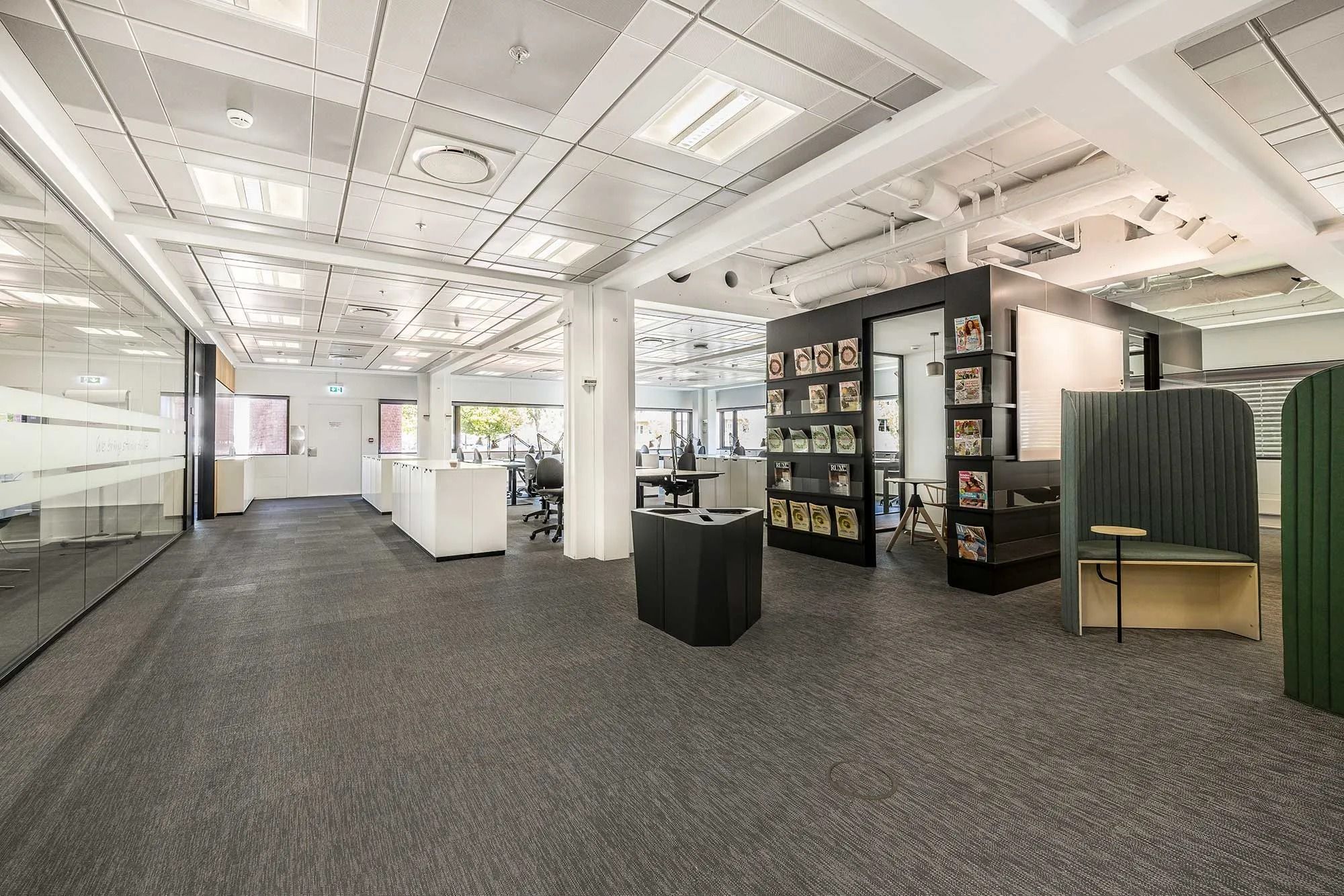 Kontor med højt loft, moderne møbler, højt teknologisk udstyr og flotte gulve i en moderne indretning