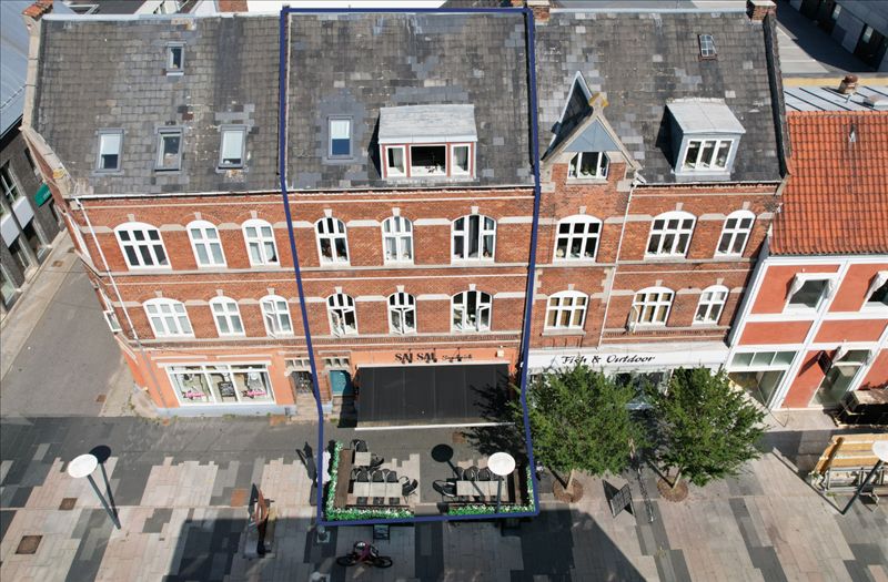 Køkken med bord og stole, en have med planter og en terrasse med bord og stole.