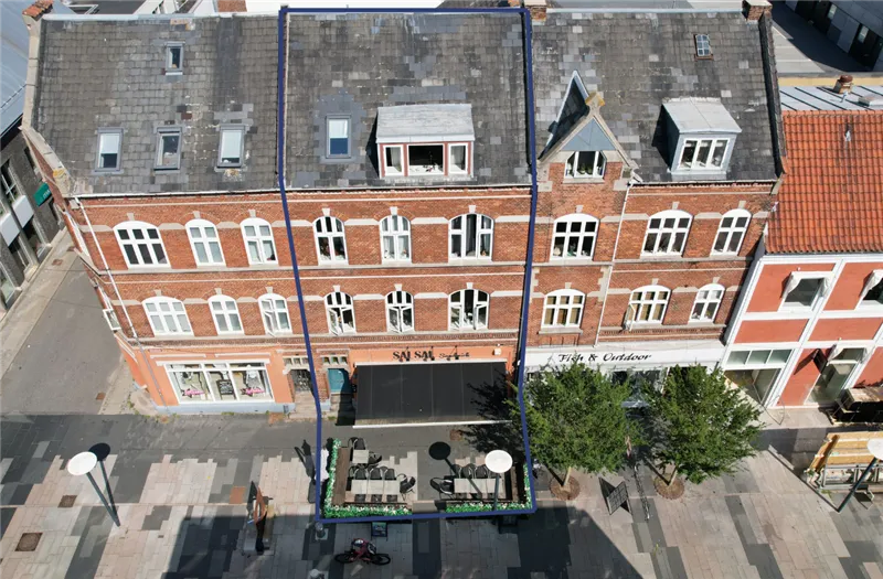 Køkken med bord og stole, en have med planter og en terrasse med bord og stole.