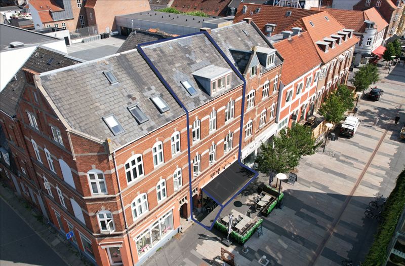 Luftfoto af gavlparti og terrasse i København med både gavle og terrasser med møbler og parasoller