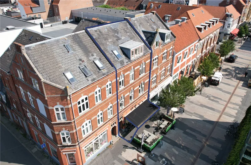 Luftfoto af gavlparti og terrasse i København med både gavle og terrasser med møbler og parasoller