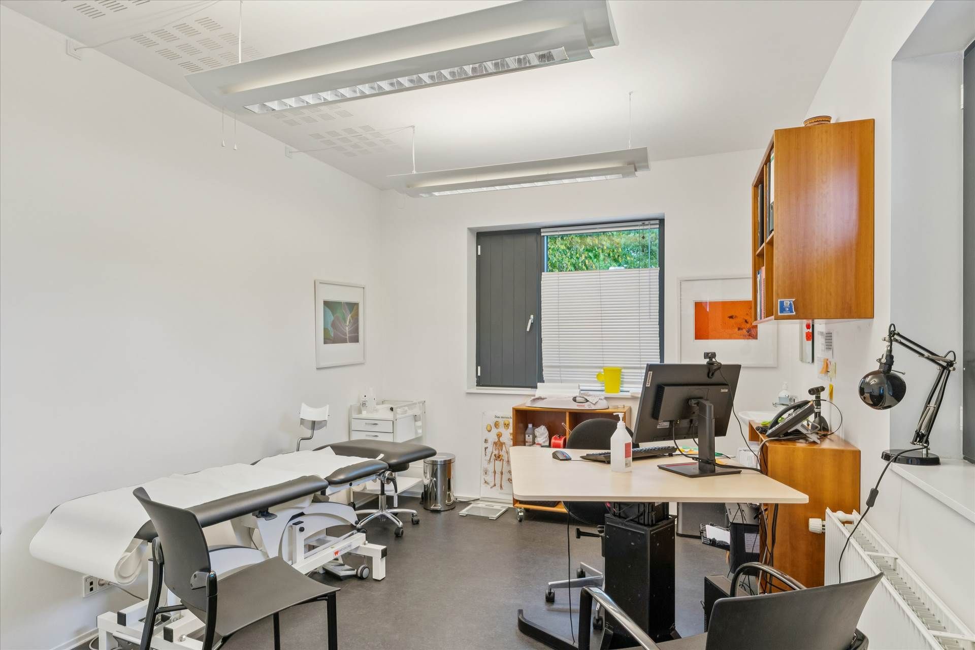 Lejebolig med erhvervslejlighed og lægekontor, hvor der er senge, computere og skriveborde
