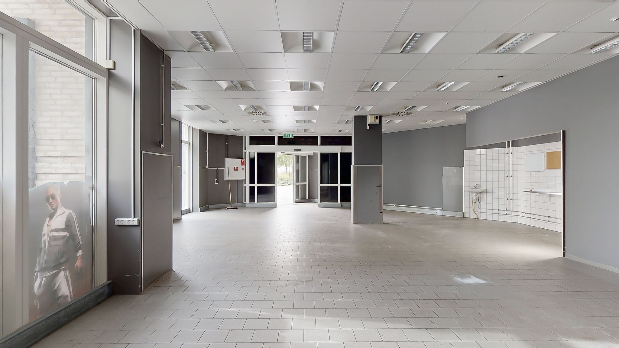 Ledig butikslokale i Frederiksberg, 567 m², med moderne interiør og store vinduer. Rengulv, højt loft, fuldt udstyret med