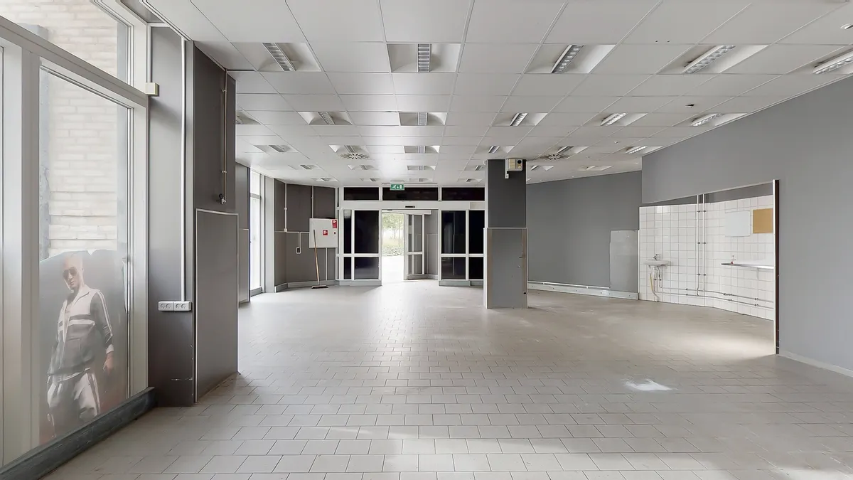 Ledig butikslokale i Frederiksberg, 567 m², med moderne interiør og store vinduer. Rengulv, højt loft, fuldt udstyret med