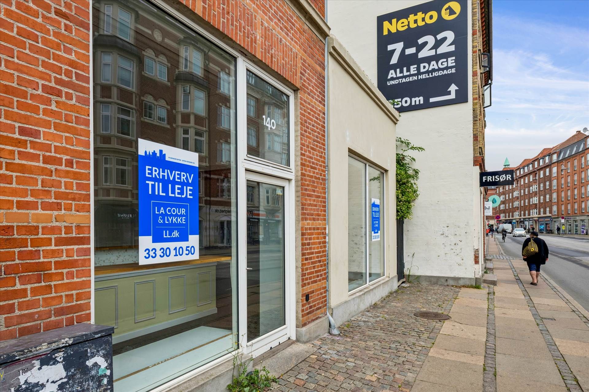 Udlejes butik på 100 m² på Amagerbrogade, tæt på Englandsvej og Øresundvej. Butikken har glasdøre og vinduer med skilte om