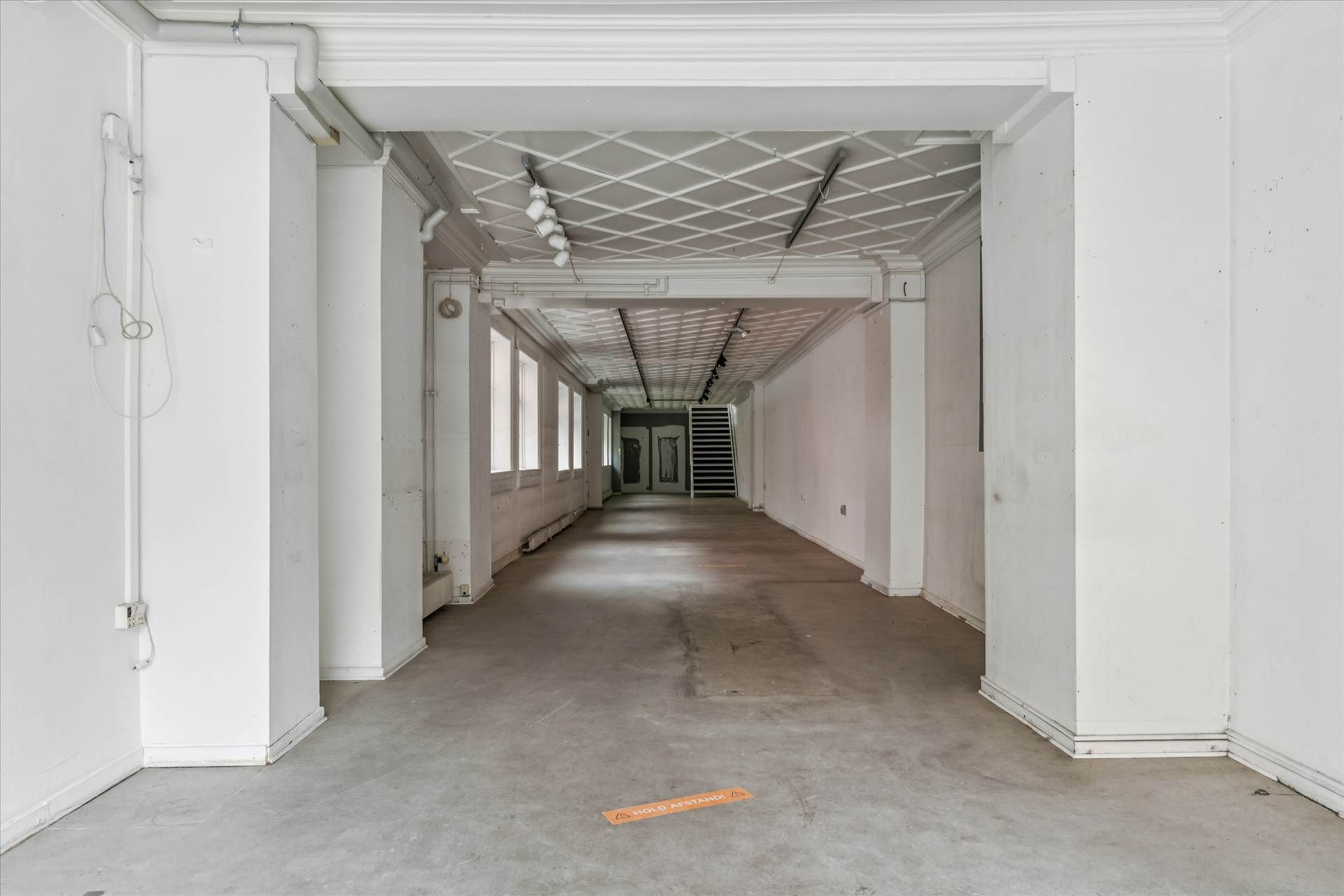 Lej en attraktiv og regulær erhvervslejemål på Amagerbrogade 48 med lys indvendige og højloftede rum med vinduer og høj