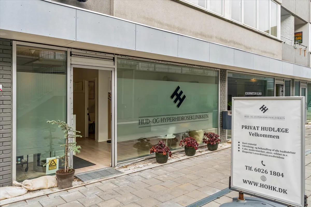 Forretningslokaler med skilt med teksten Hud- og hyperhidroseklinikken, hvor man behandler eksem og overdreven svedtendens
