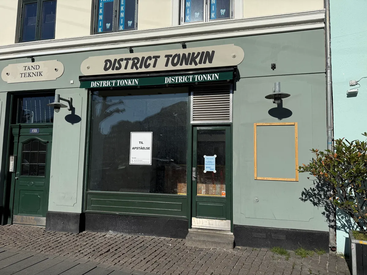 Take-away butik District Tonkin, lukket, 153 Nørrebrogade, København N. Tegn på lukkede døre, vinduer med reklamer og forhåndssalgsskilt