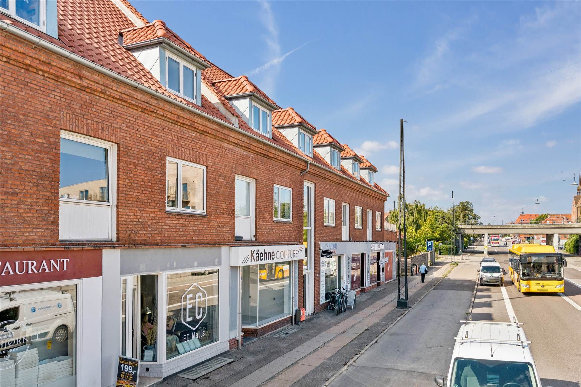 Bus kører på Ålekistevej, hvor der er forretninger som EC og Kähne Coiffure. Der er også et restaurantlokal, og på vejen