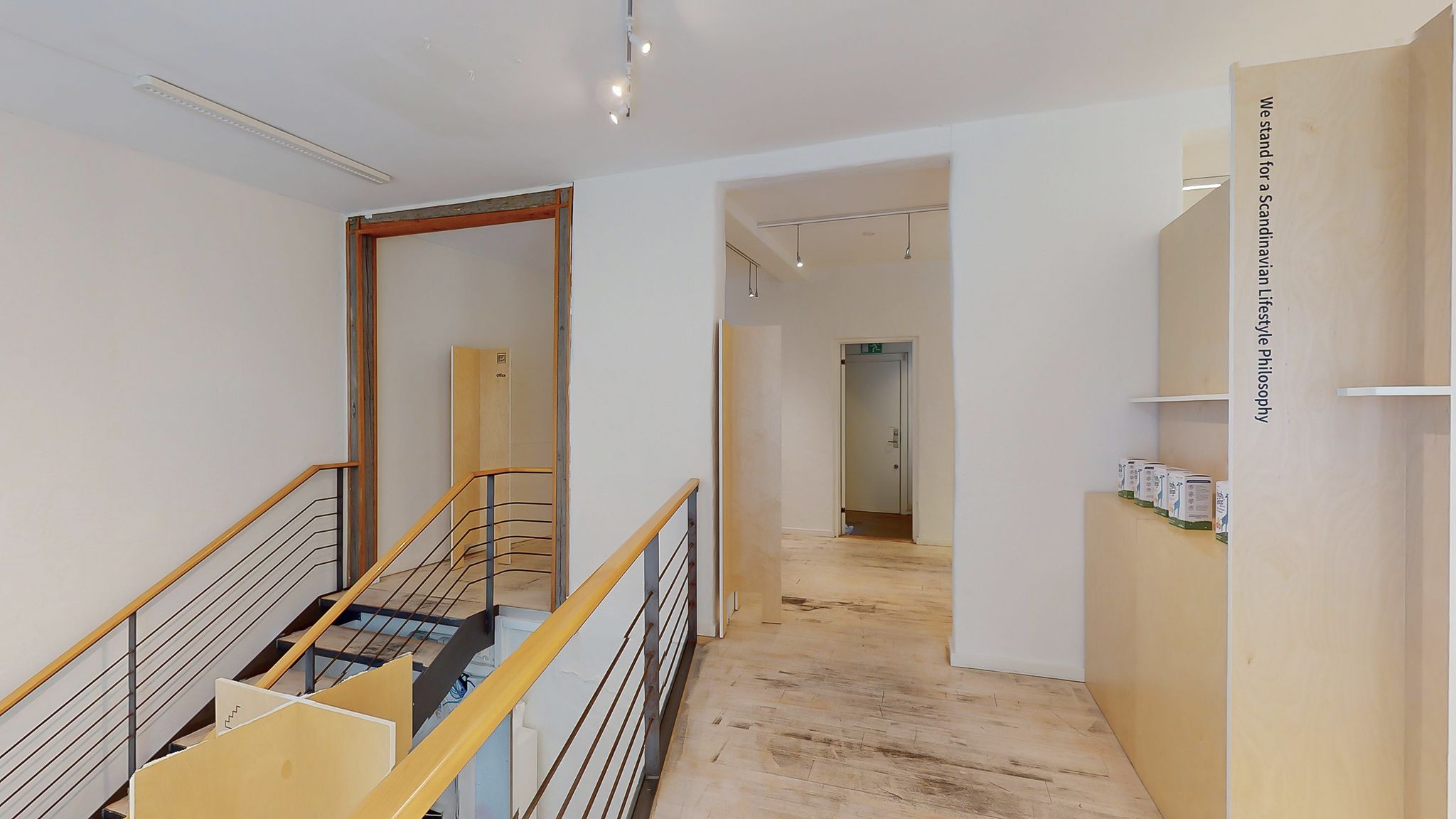 Inde i et lejlighedshus er der en indgangsgang med møbler og et loft med loftsbelægning og lysekroner