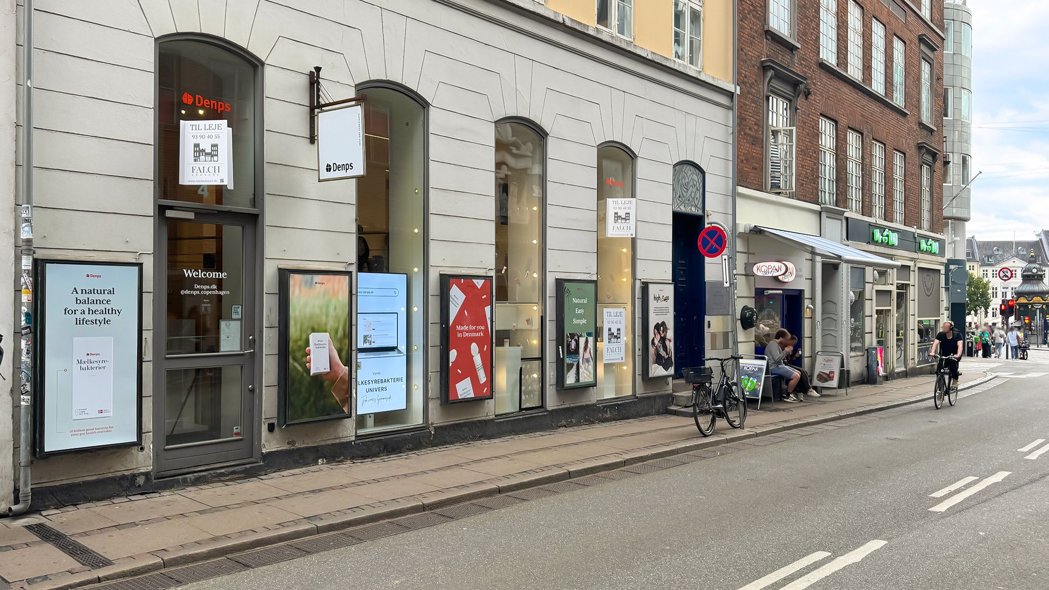 Lejemålet på Nørregade 4 i København K har en indgang med velkomstskilt og reklamebanner, der annoncerer en sund og enkel