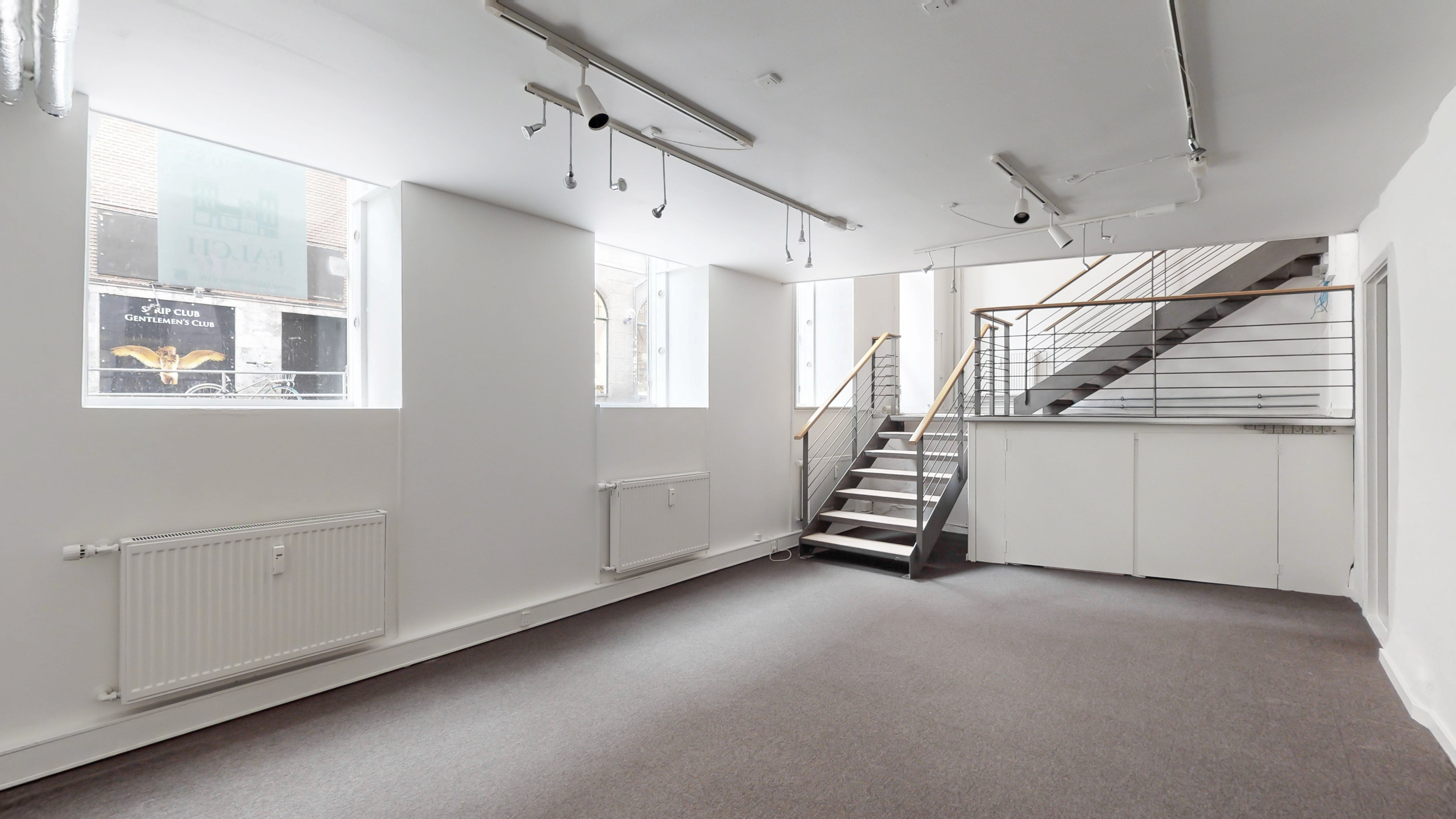 Lejlighed med lyse loftslofter, moderne radiatorer, lysegule gulvbelægning og en moderne trappe til øverste etage. Lejlighed med fuldt udstyret køkken og badeværelse.