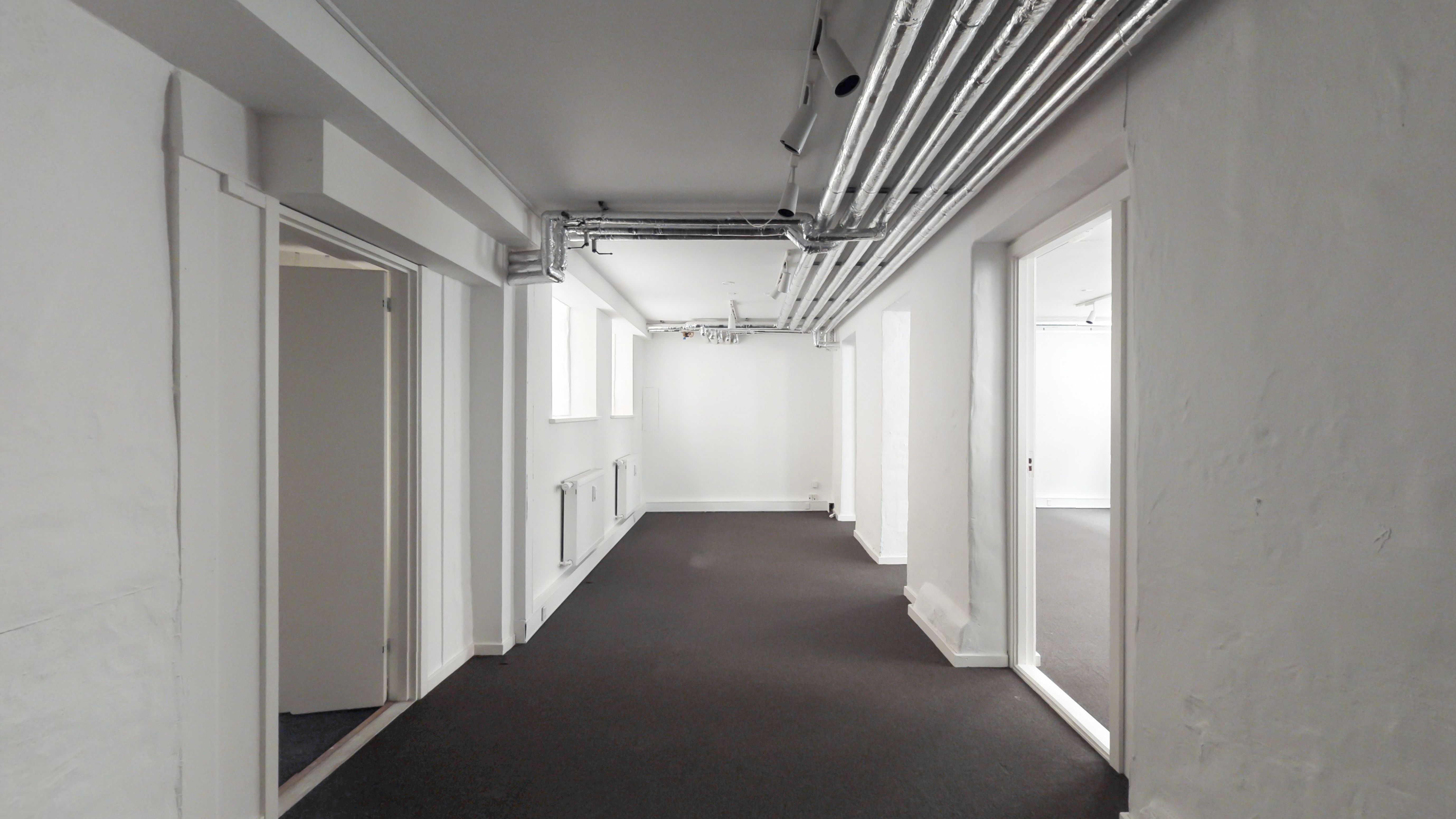 Kort og langt gang på Nørregade 4, København K. Det er et velplaceret detaillejemål med 94 m² i stueplan og 86 m² kælder. Alle vægge er hvide, og der er gulvbelægning og radiatorer