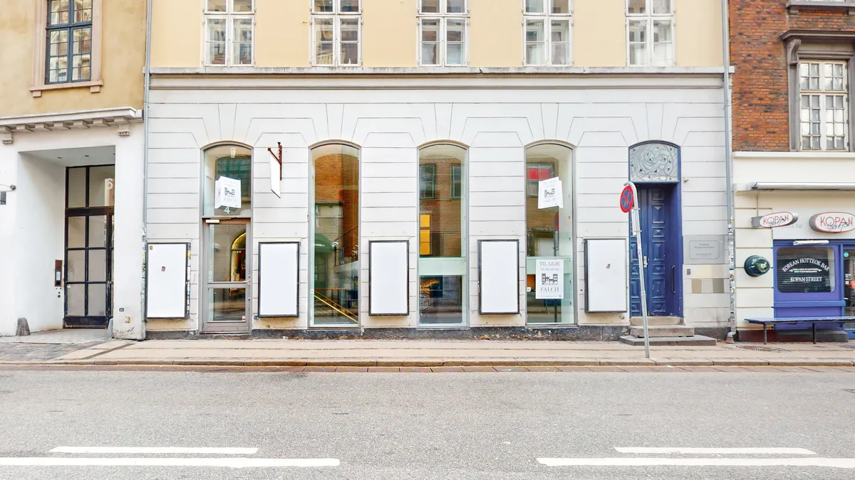 Lejelokalet til Falch er placeret på Nørregade 4, København K. Lejelokalet er på 94 m² og er udstyret med vinduer, glasdøre og hvide vægge. Butikken er i øjeblikket tom og har reklameplakater i vinduer og døre