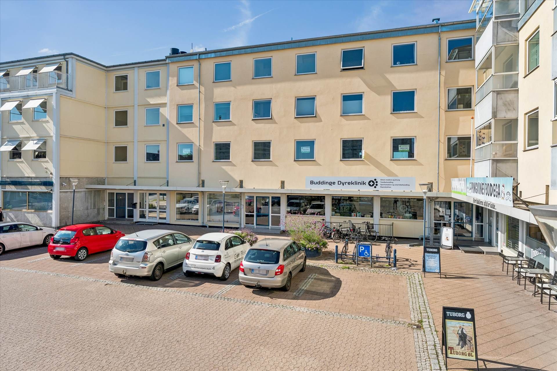 Lyse lokaler i Bagsværd Torv 10 med parkeringsplads, Buddinge Dyreklinik og flere biler parkeret udenfor