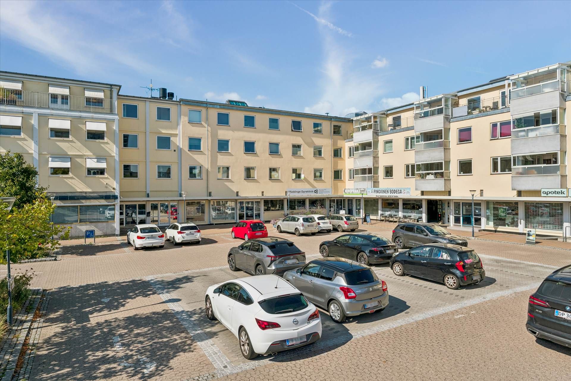 Lejemålet på 1. sal i Bagsværd Torv 10 har 247 m² og lyse og fleksible rammer, der egner sig til kontor- og klinikformål