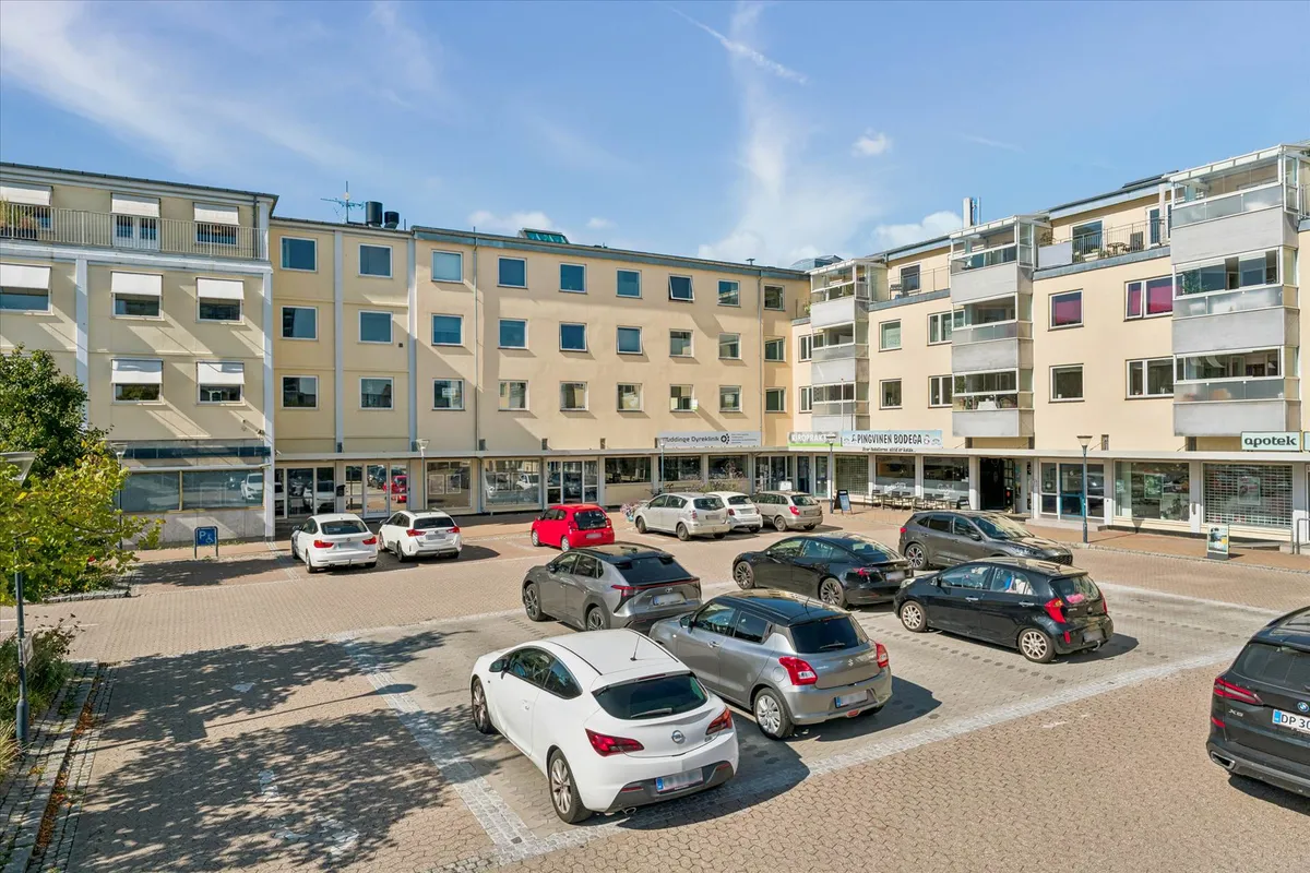 Lejemålet på 1. sal i Bagsværd Torv 10 har 247 m² og lyse og fleksible rammer, der egner sig til kontor- og klinikformål