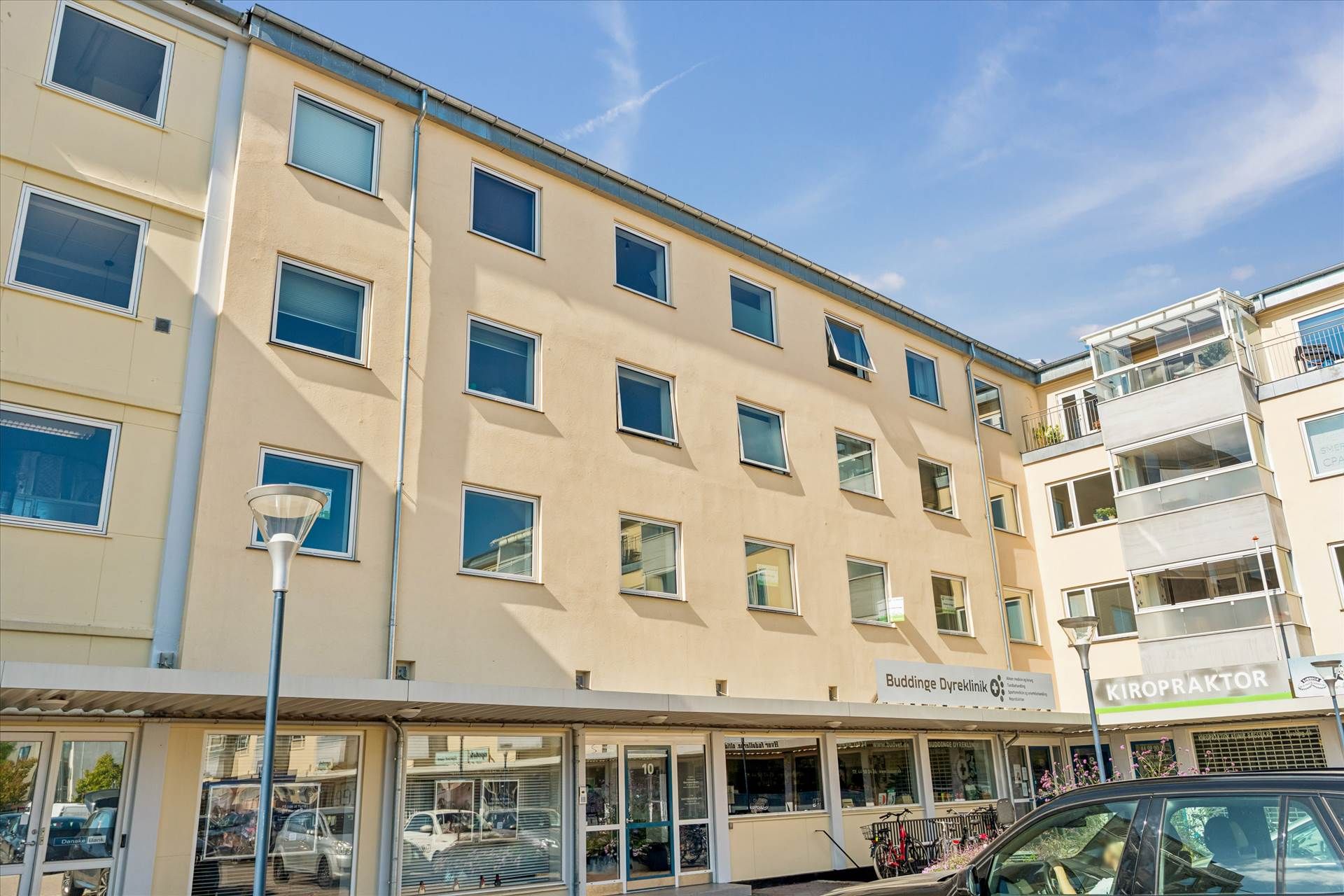 Kontorby i Bagsværd med lejemål på 247 m², store vinduer og faciliteter som dyreklinik og fysioterapeutklinik.