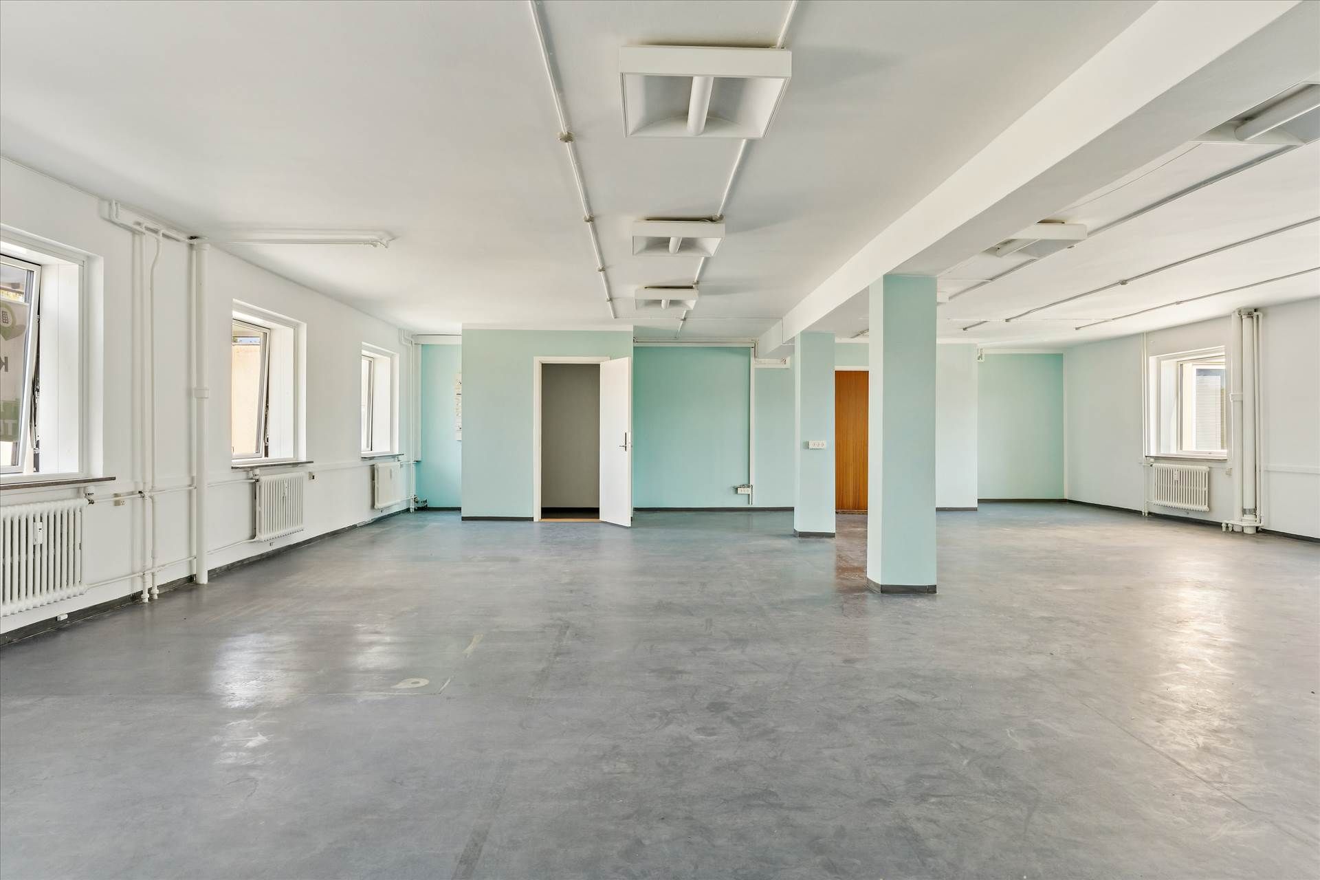 Lys, fleksible og moderne lokaler med højloft og store vinduer til kontor eller klinikformål på 247 m² i Bagsværd Torv 10