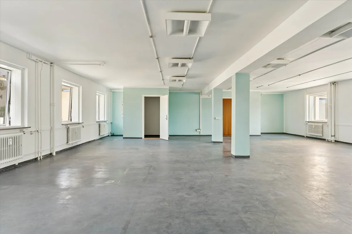 Lys, fleksible og moderne lokaler med højloft og store vinduer til kontor eller klinikformål på 247 m² i Bagsværd Torv 10