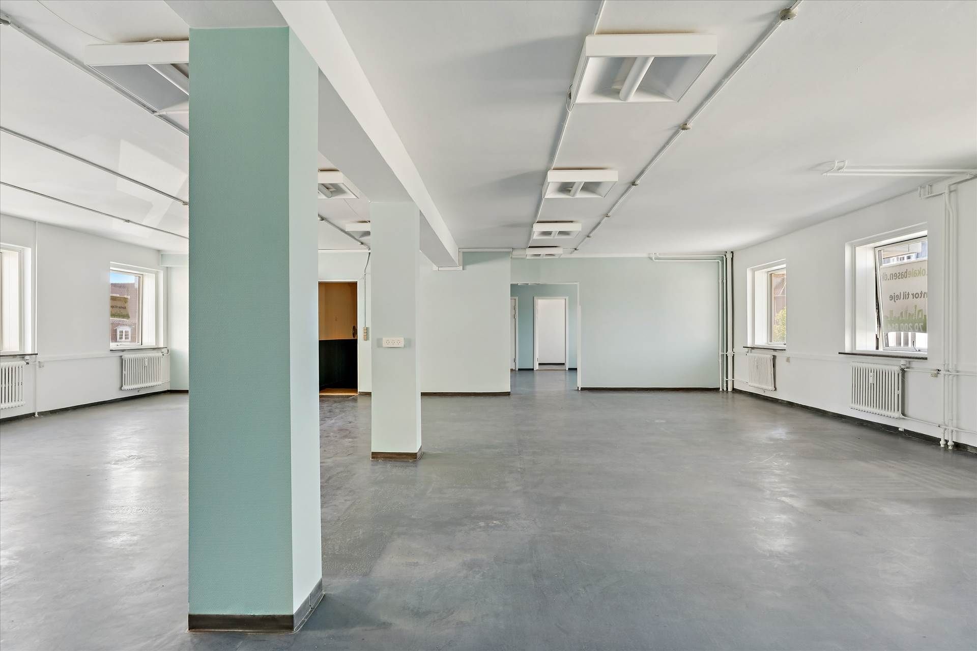 Ledig kontorlokal i Bagsværd med højloft og store vinduer, der giver god belysning og mulighed for udsigt udefra