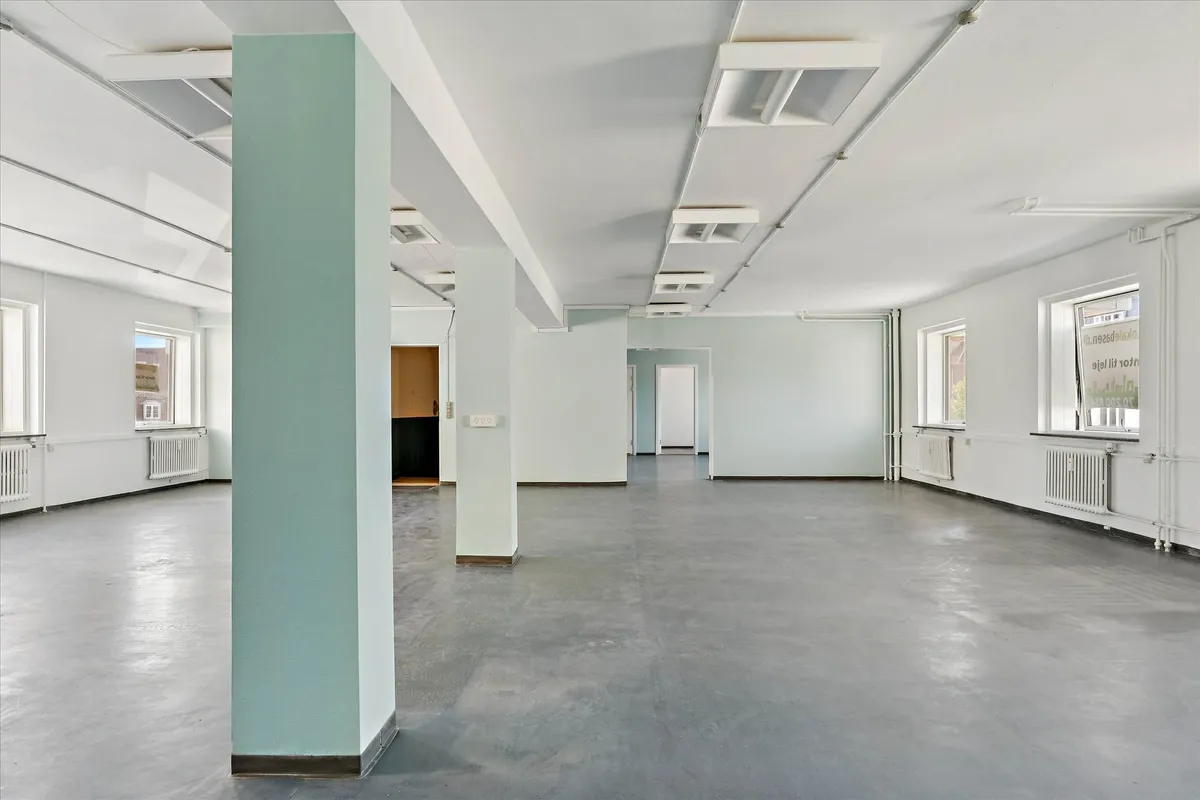 Ledig kontorlokal i Bagsværd med højloft og store vinduer, der giver god belysning og mulighed for udsigt udefra