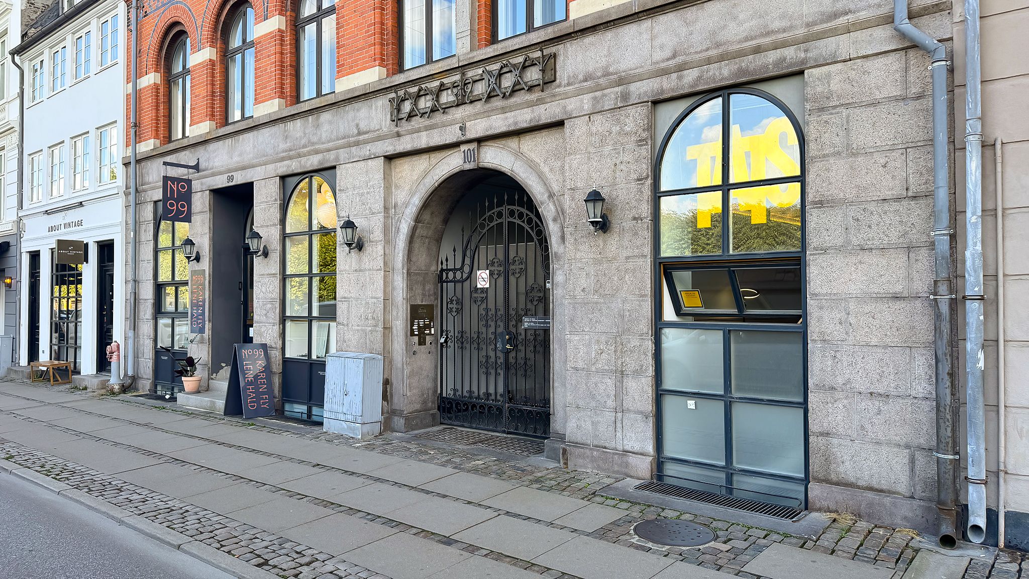 Et kontorlejemål med vinduer og en stor glasdør og en møntautomat udenfor, der er beliggende i Gothersgade 101