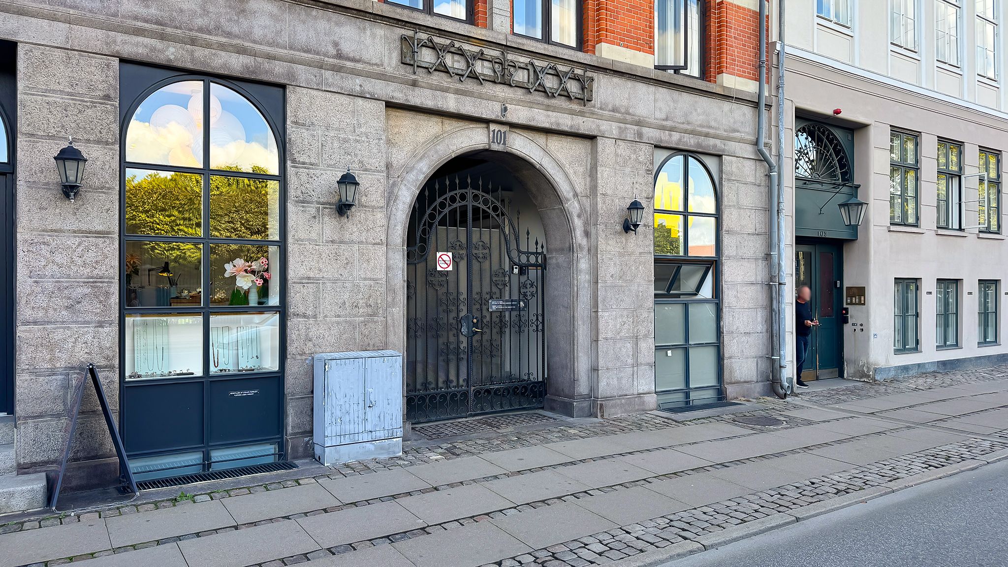 Kontorlejemål på Gothersgade 101 med lyse ruder og store glasdøre og et sort metalgitter i midten