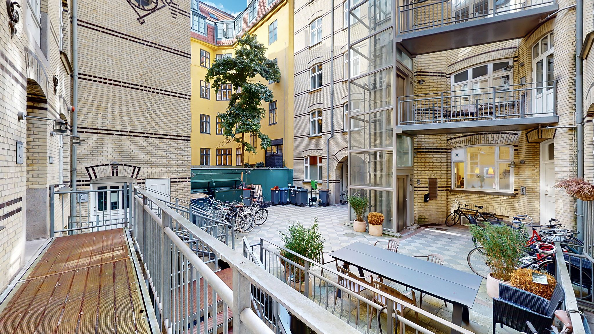 Moderne og eksklusiv kontorplads med balkon og indvendig have i København