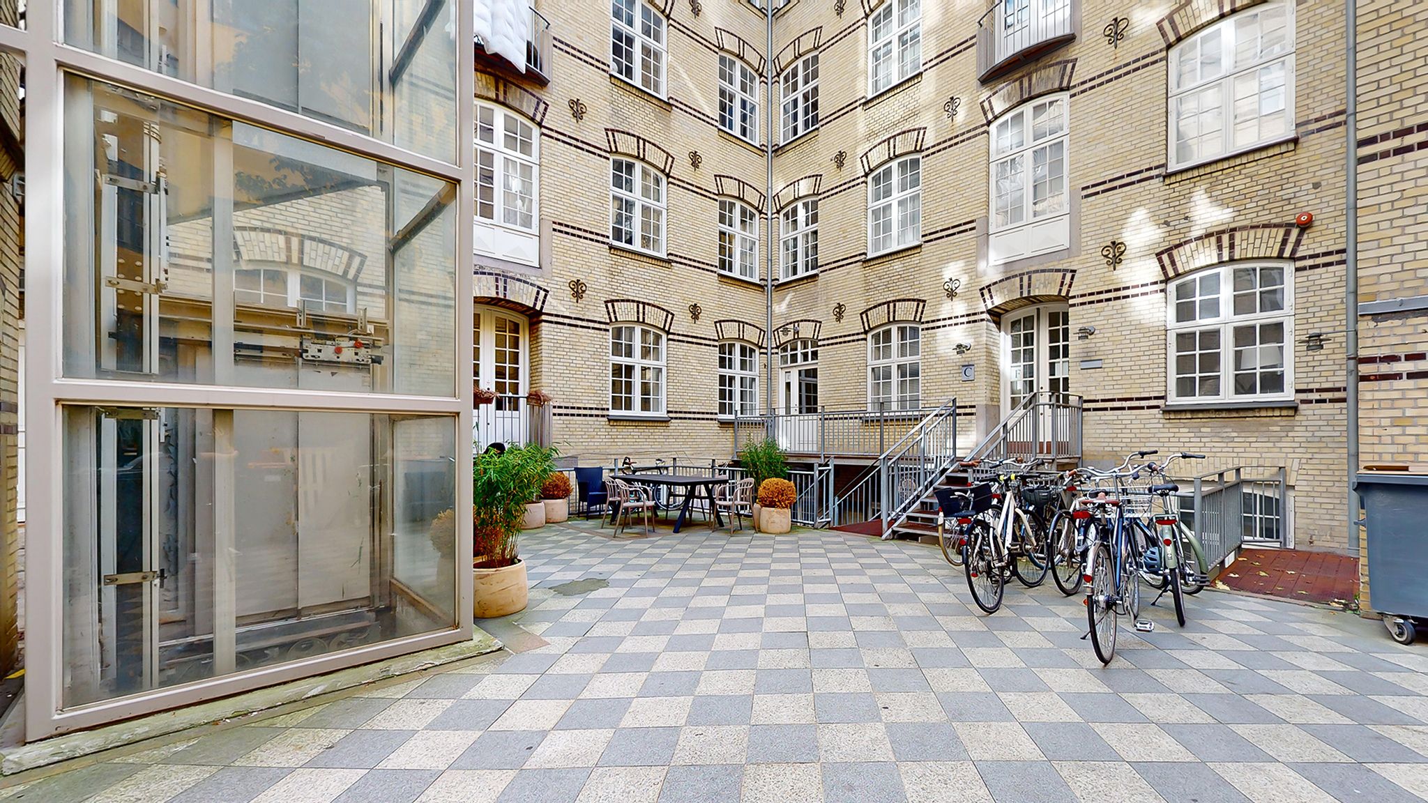 Kontorlejemål i København med terrasse og cykelparkering, lyse vinduer og terrassemøbler