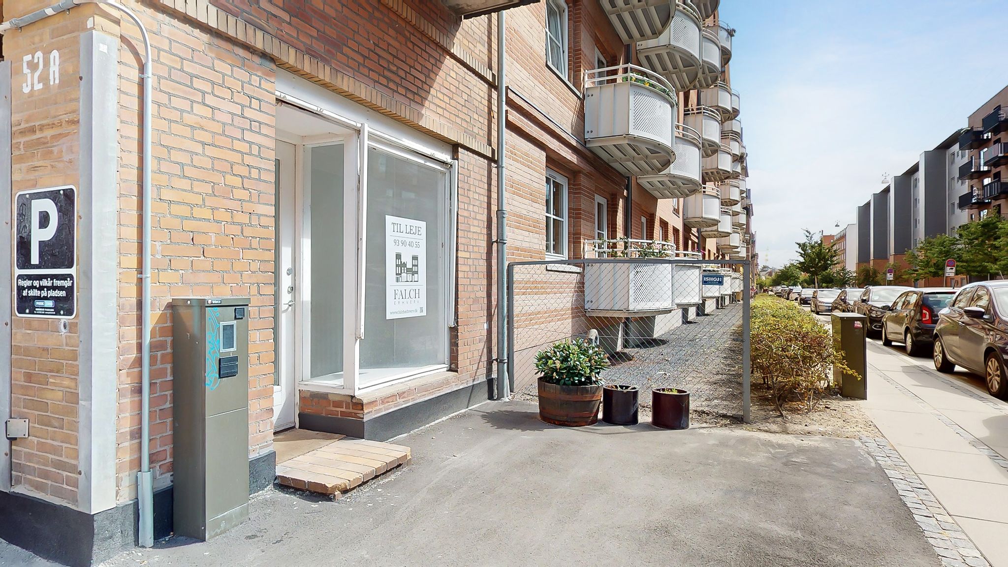 Lejemålet er velegnet til butik eller kontor og er placeret i stueplan i en klassisk murstensejendom på Frederiksberg.