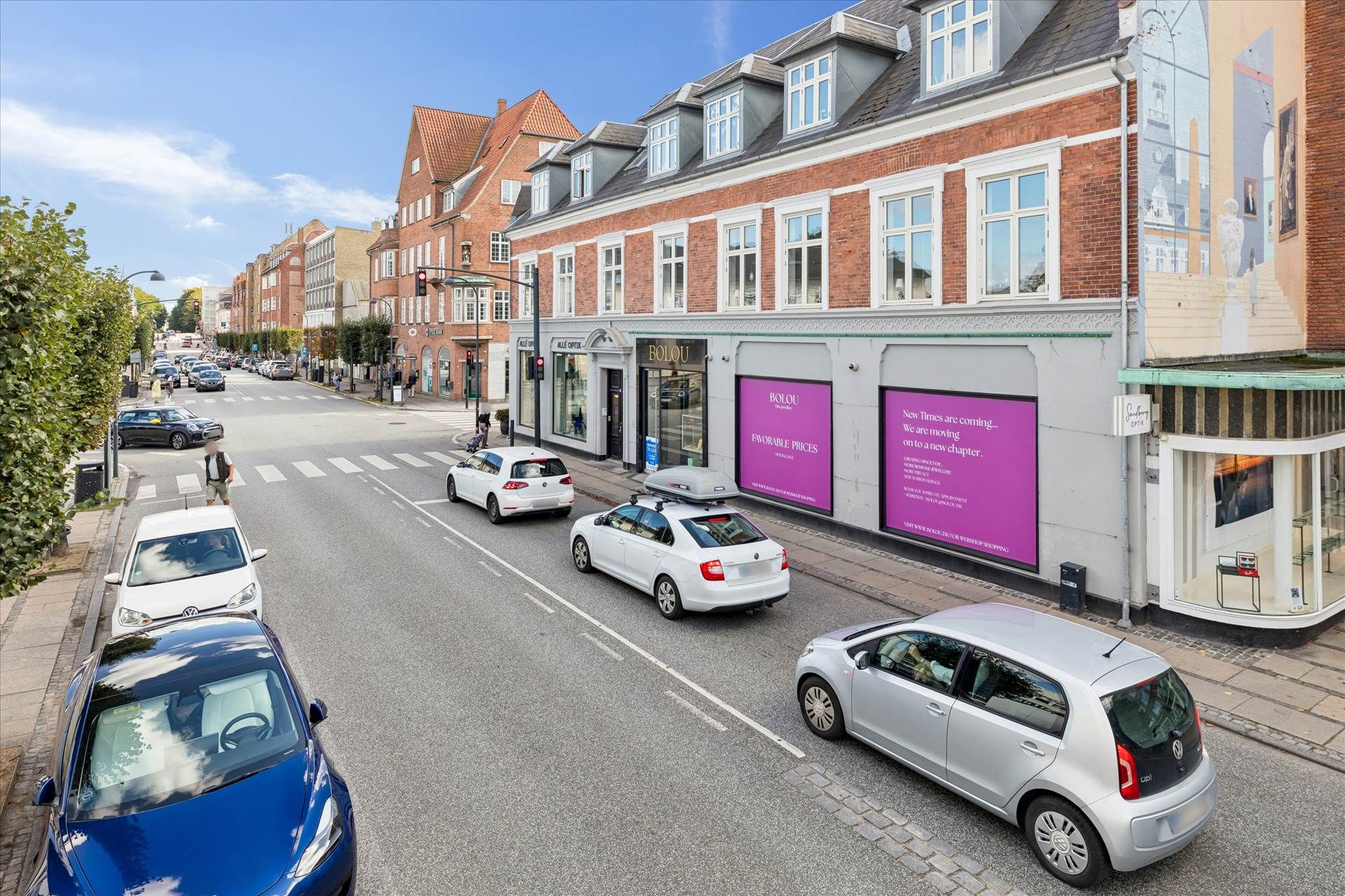 Billede af Bolu butikslokaler og biler, der kører forbi på Jægersborg Allé, med folk, der går på fortovet