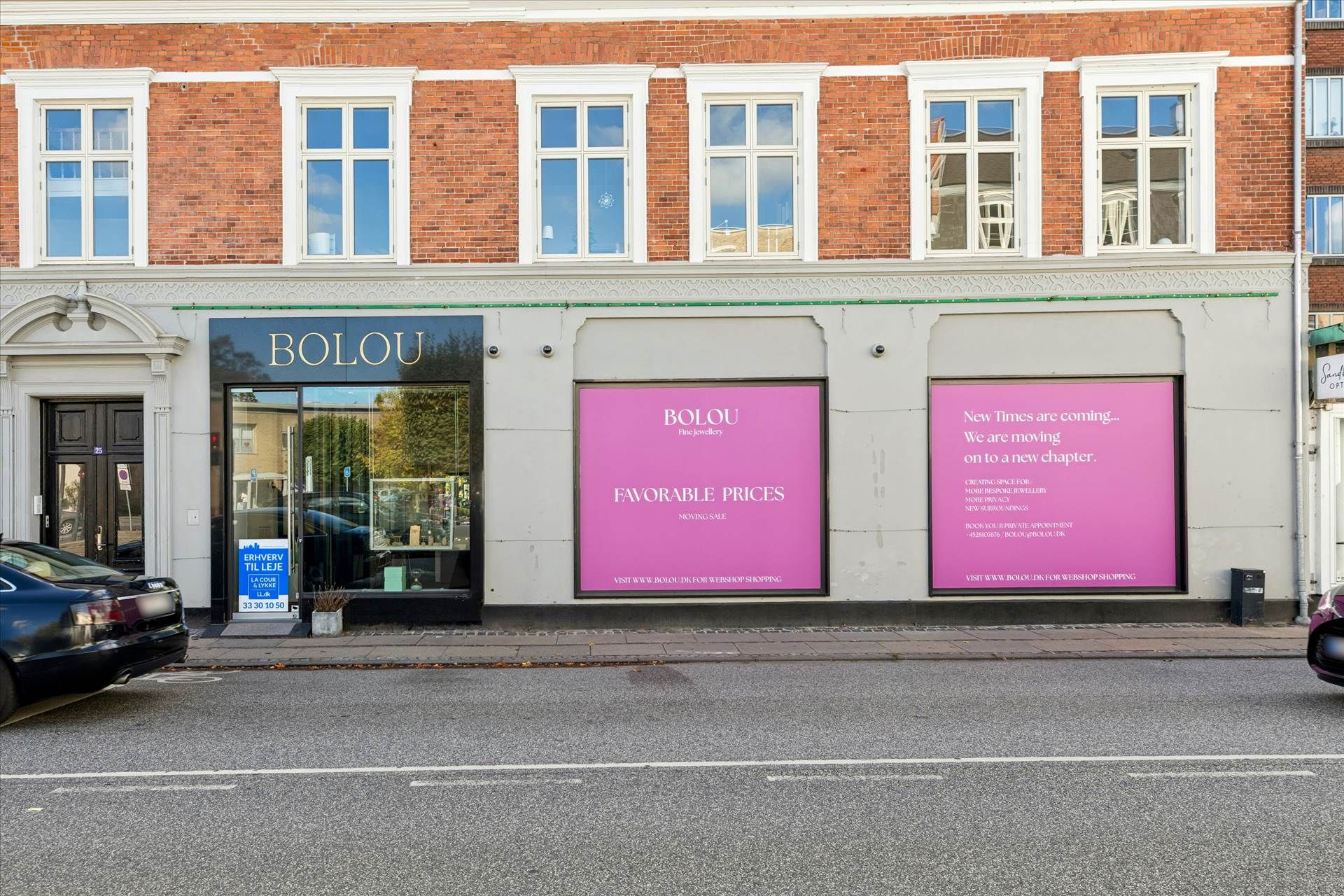 Bolou Fine Jewellery butik med reklameskilte, der meddeler, at butikken flytter til en ny placering og indbyder til en