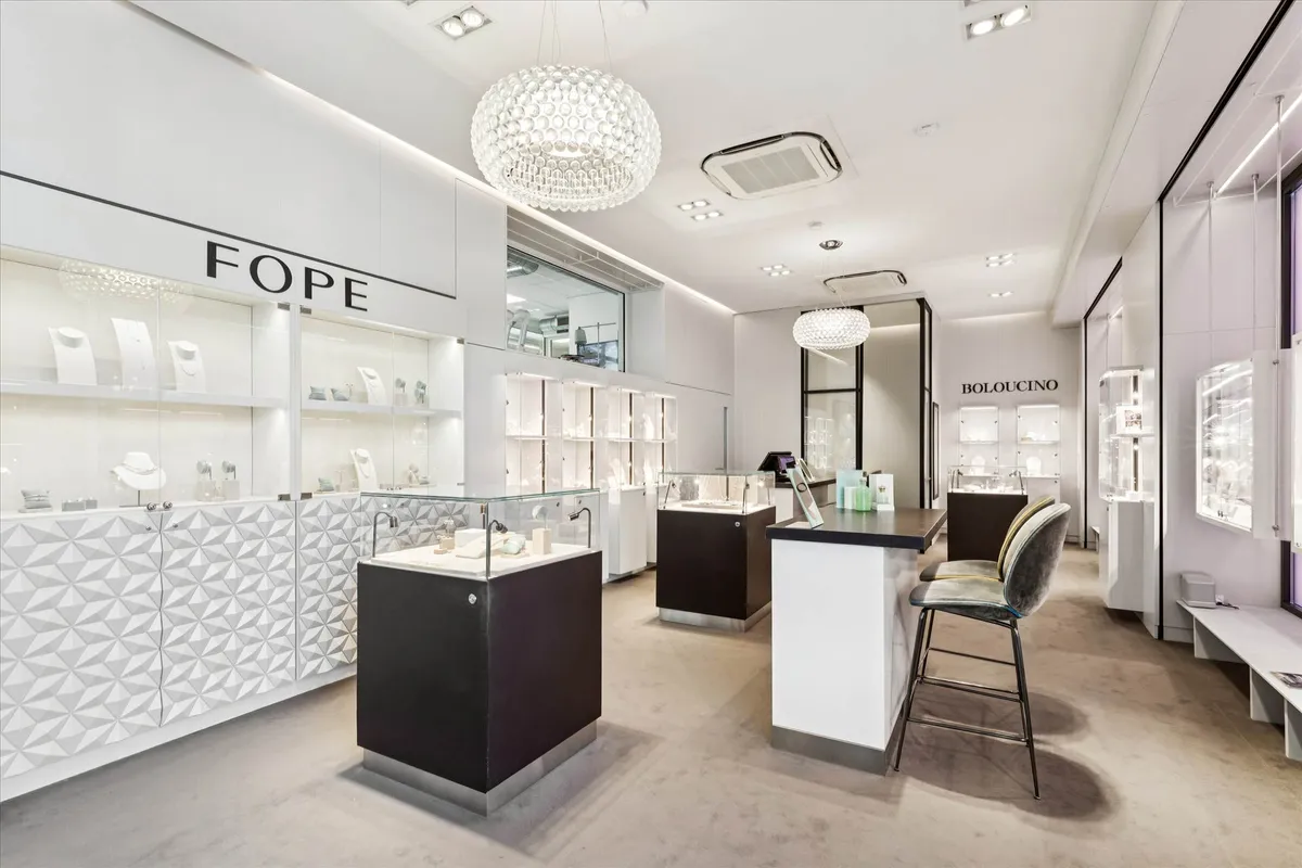 Moderne design i butikken Fope med lysekroner, trækasser og møbler samt Boloucino-udsalgssted