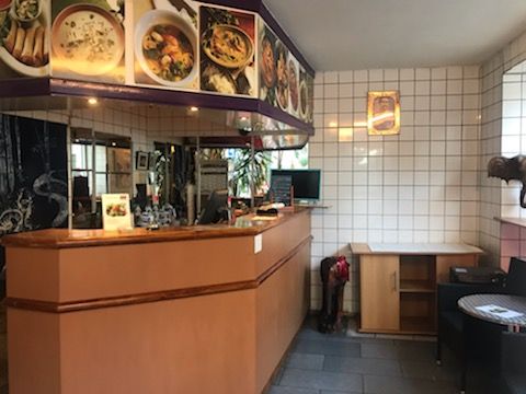 Take-Away forretning med reception, spisestue, udskæring i loftet, foto på væggen, møbler og skrivebord