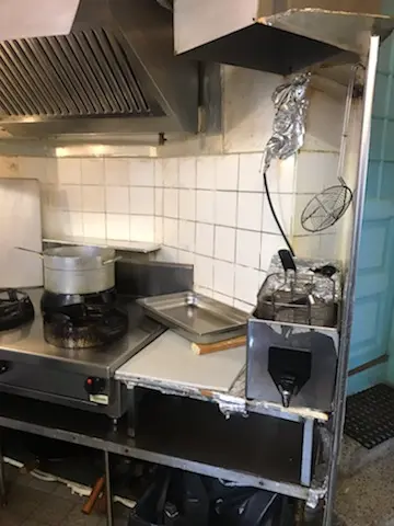Take-Away forretning med køkkenudstyret og en ovn til rådighed. Lejligheden med 3 værelser og 100 kvm ligger i baggrunden