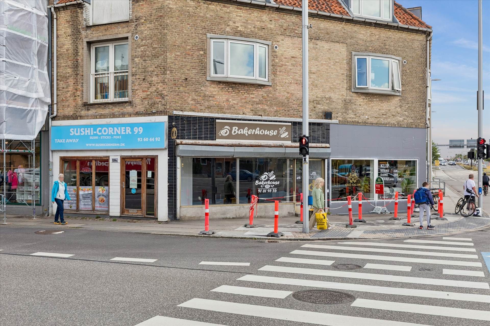Lejemål i centrum af Glostrup med Sushi-Corner og Bakerhouse som naboer. Kørefelt med krydsende fodgængere og bollards.